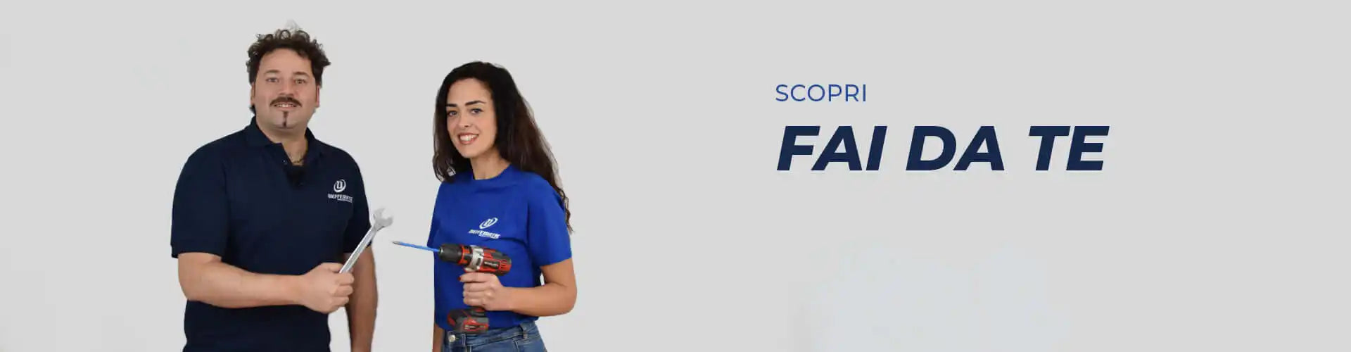 Due persone che tengono strumenti, promuovendo il fai-da-te.