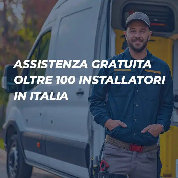 Tecnico maschio sorridente in tenuta da lavoro che si trova davanti a un furgone bianco.