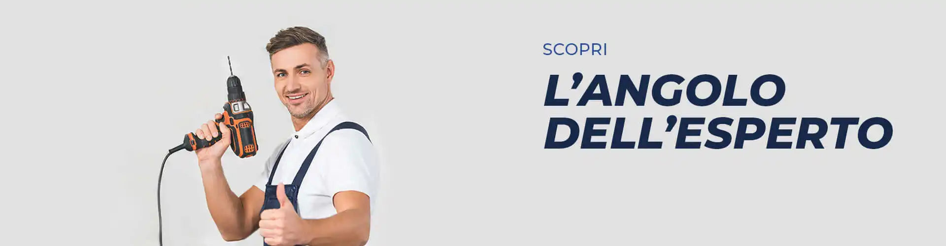 Un uomo sorridente con tuta da lavoro che tiene un trapano e dà un pollice in su.