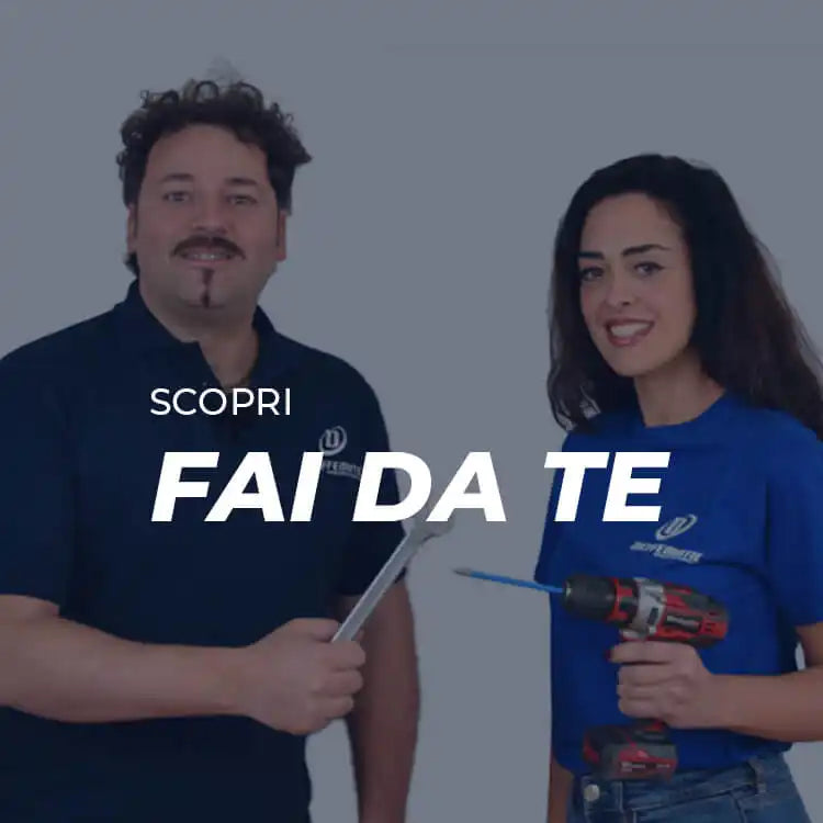 Due persone sorridenti, un uomo e una donna, che tengono strumenti.