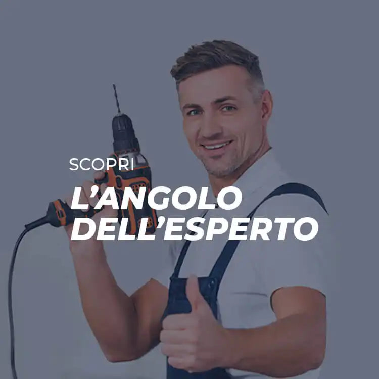 Un uomo sorridente in una maglietta bianca e pantaloni con bretelle blu che tiene un trapano e fa il segno del pollice in su.