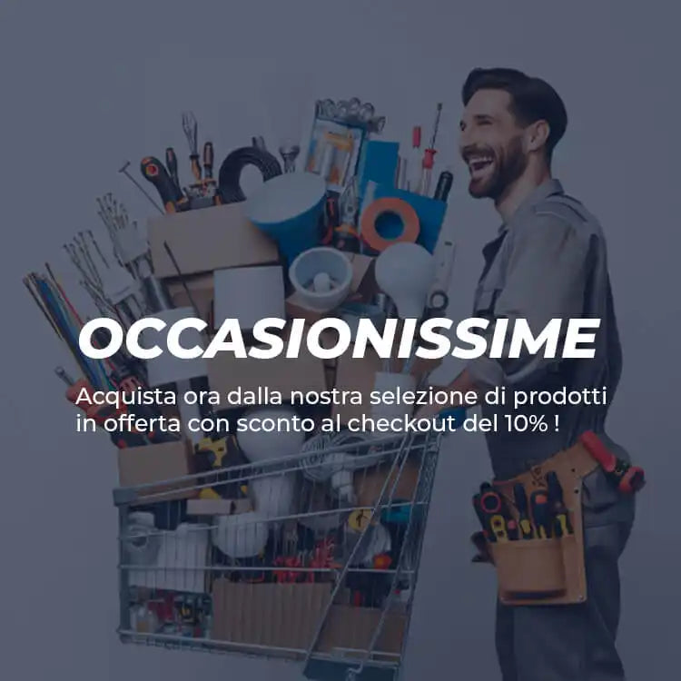 Un uomo che spinge un carrello della spesa pieno di strumenti e materiale per il miglioramento della casa.