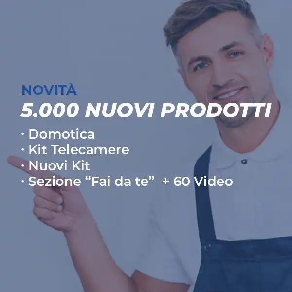 Un uomo in abiti da lavoro che indica una lista di nuovi prodotti e servizi.